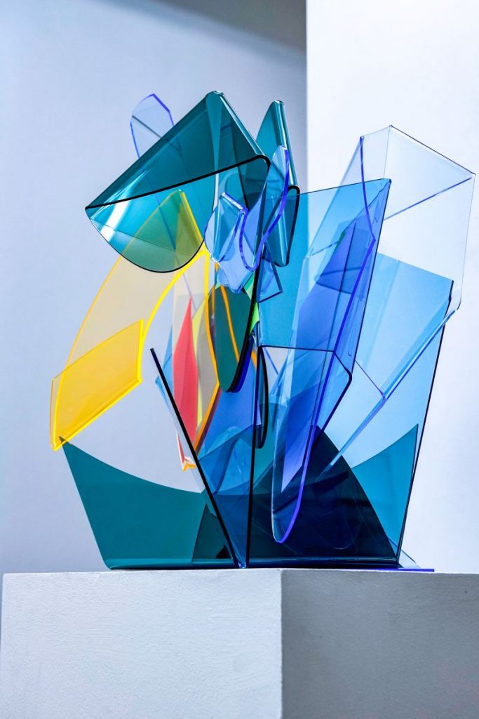 Tanja Rochelmeyer -Ohne Titel, 2018, 55x55x45 cm, farbiges Acrylglas. Photo:  Stefan Rebel, Ausschnitt