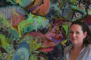 Stefanie Kabitzke in ihrem Atelier in Berlin vor dem wandfüllenden Gemälde „Der Lauf der Dinge“ (2014, Öl auf Leinwand, 250 x 200 cm)