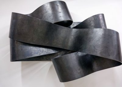 Skulptur Wanda Stolle - Skulptur Sinus 3, Graphit, Kreidegrund auf Holz, 175 x 140 x 60 cm. Photo: Stefan Rebel, Ausschnitt